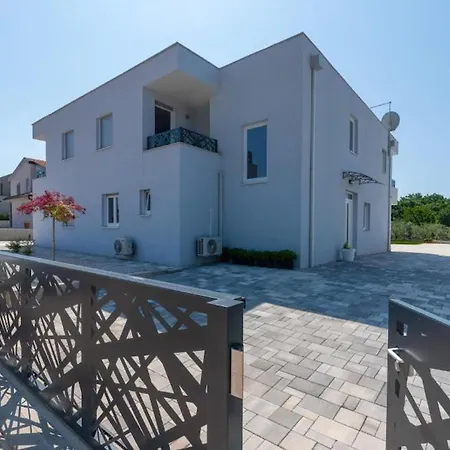 Modern Casa Storija With Pool In Novigrad * Bužinija