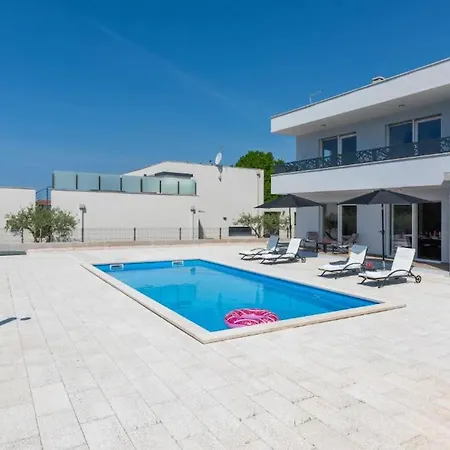 Modern Casa Storija With Pool In Novigrad