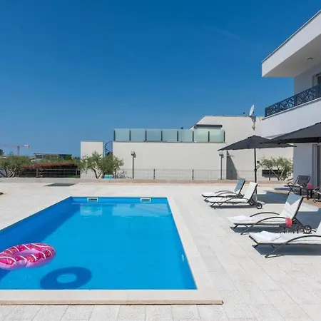 Modern Casa Storija With Pool In Novigrad Villa Buzinija