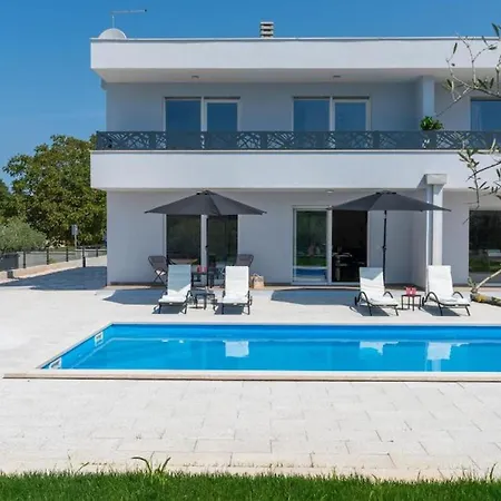 Modern Casa Storija With Pool In Novigrad Villa Buzinija