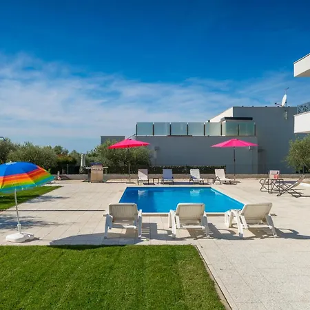 Modern Casa Storija With Pool In Novigrad * Bužinija